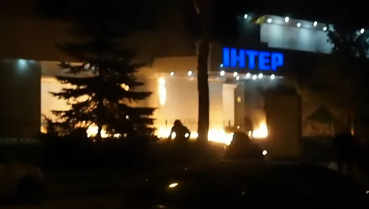 В сети появилось видео ночного поджога "Интера"