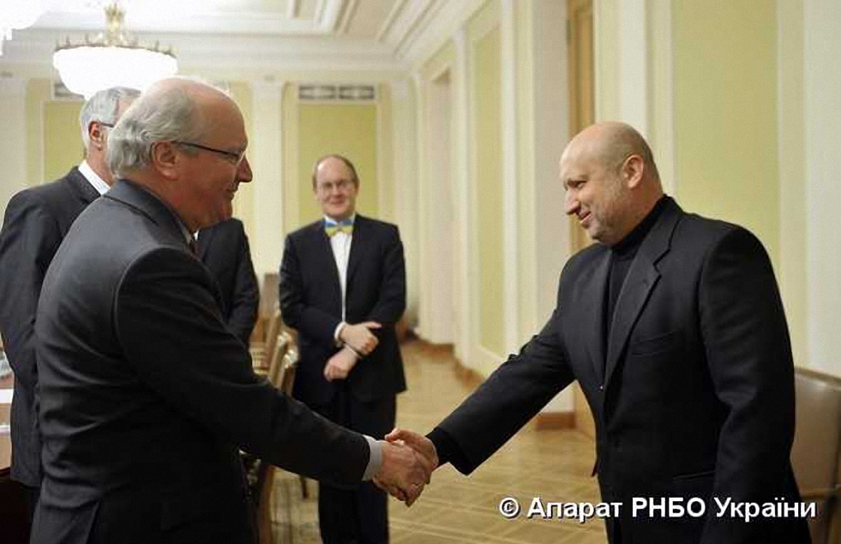 Турчинов обсудил с госсекретарем Германии ситуацию в зоне АТО
