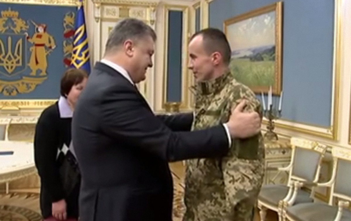 Порошенко встретился с освобожденным из плена "киборгом"