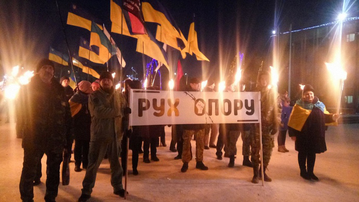 В Славянске патриоты провели факельное шествие ко Дню Соборности