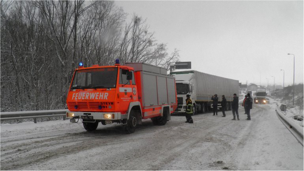 В 2 областях из-за непогоды ограничили движение грузовиков