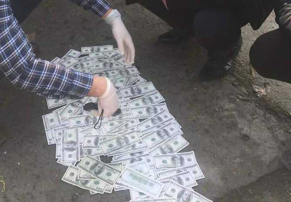 Чиновник "Укрзализныци" попался на взятке свыше 10 тысяч долларов