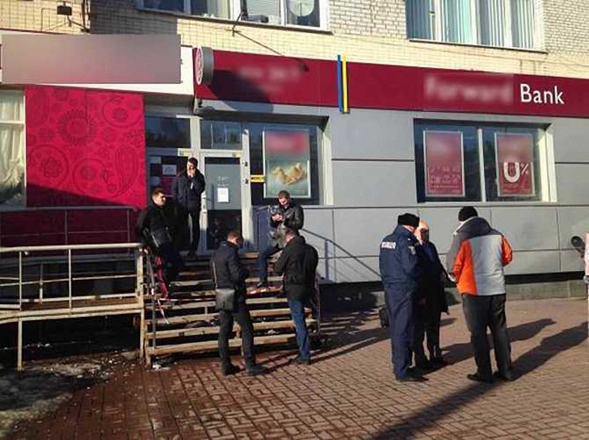 Вооруженный мужчина ограбил столичный банк