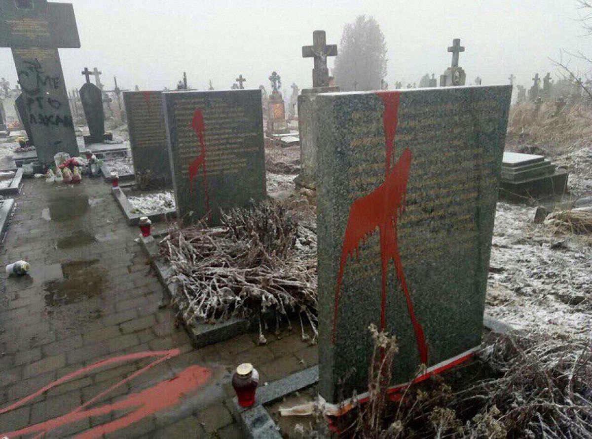 Климкин осудил акт вандализма на мемориале погибшим полякам