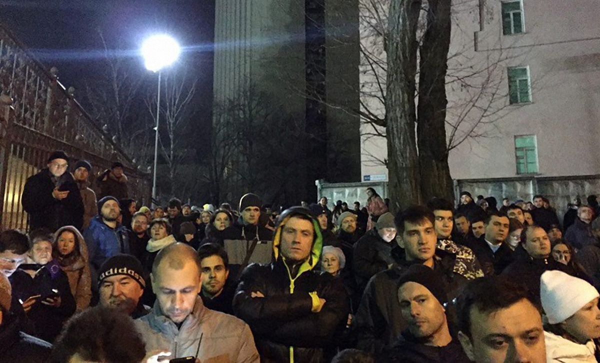 Активисты блокируют Соломенский суд и требуют ареста Насирова