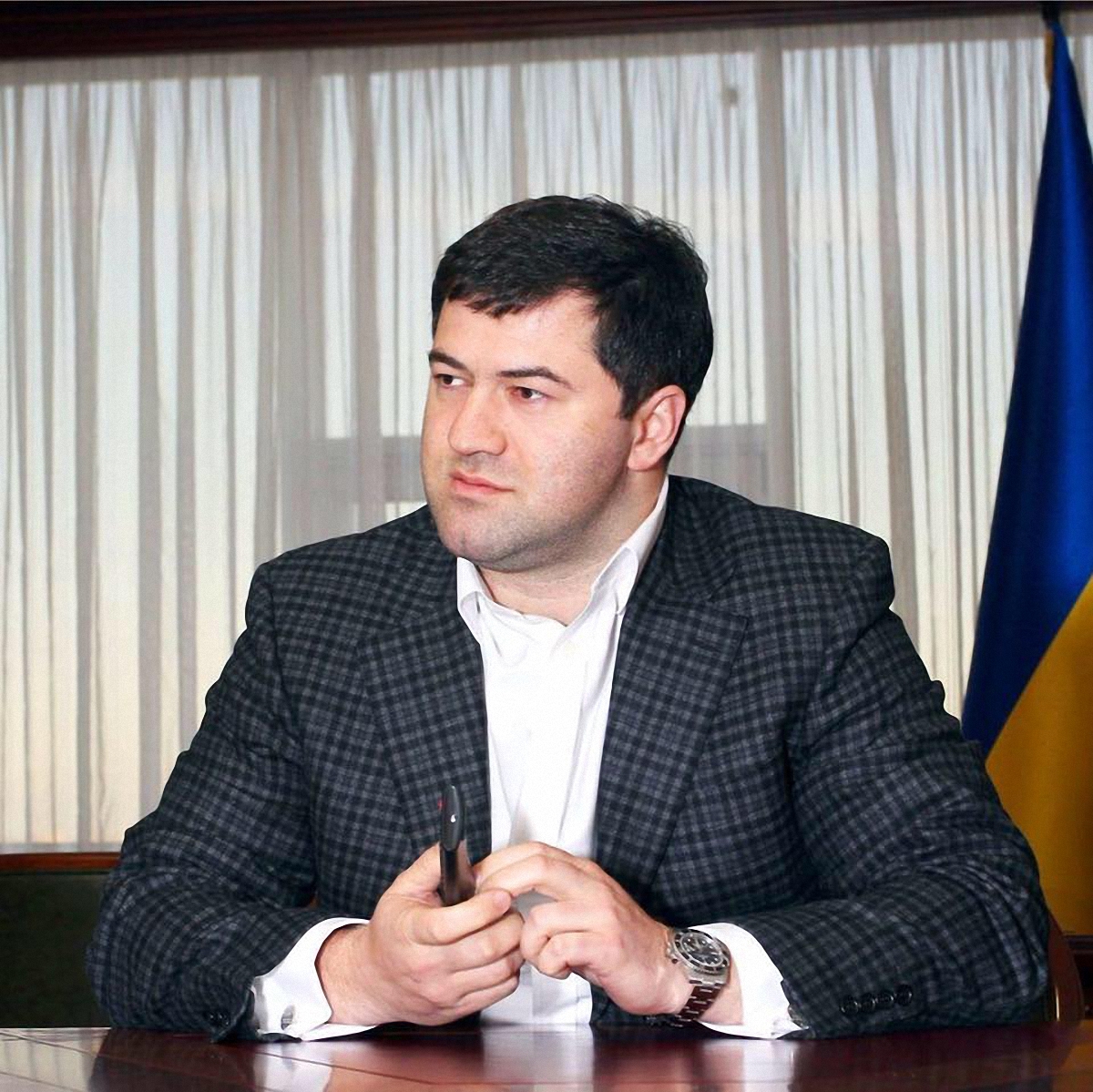 Насиров утверждает, что сдал все паспорта, по которым может выехать за границу