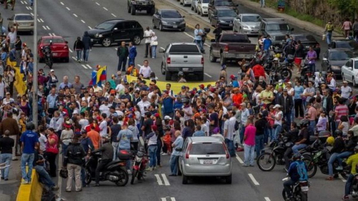Протесты в Венесуэле: Оппозиция возводит баррикады