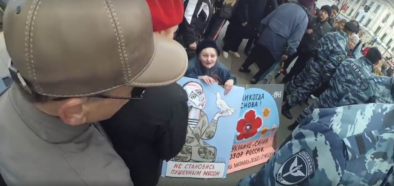 "Война в Украине и Сирии - позор России": в Петербурге накинулись на бабушку с плакатом