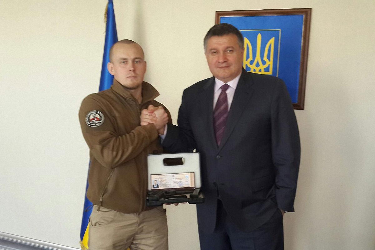 ГПУ разберется с наградным оружием, которое раздавал Аваков