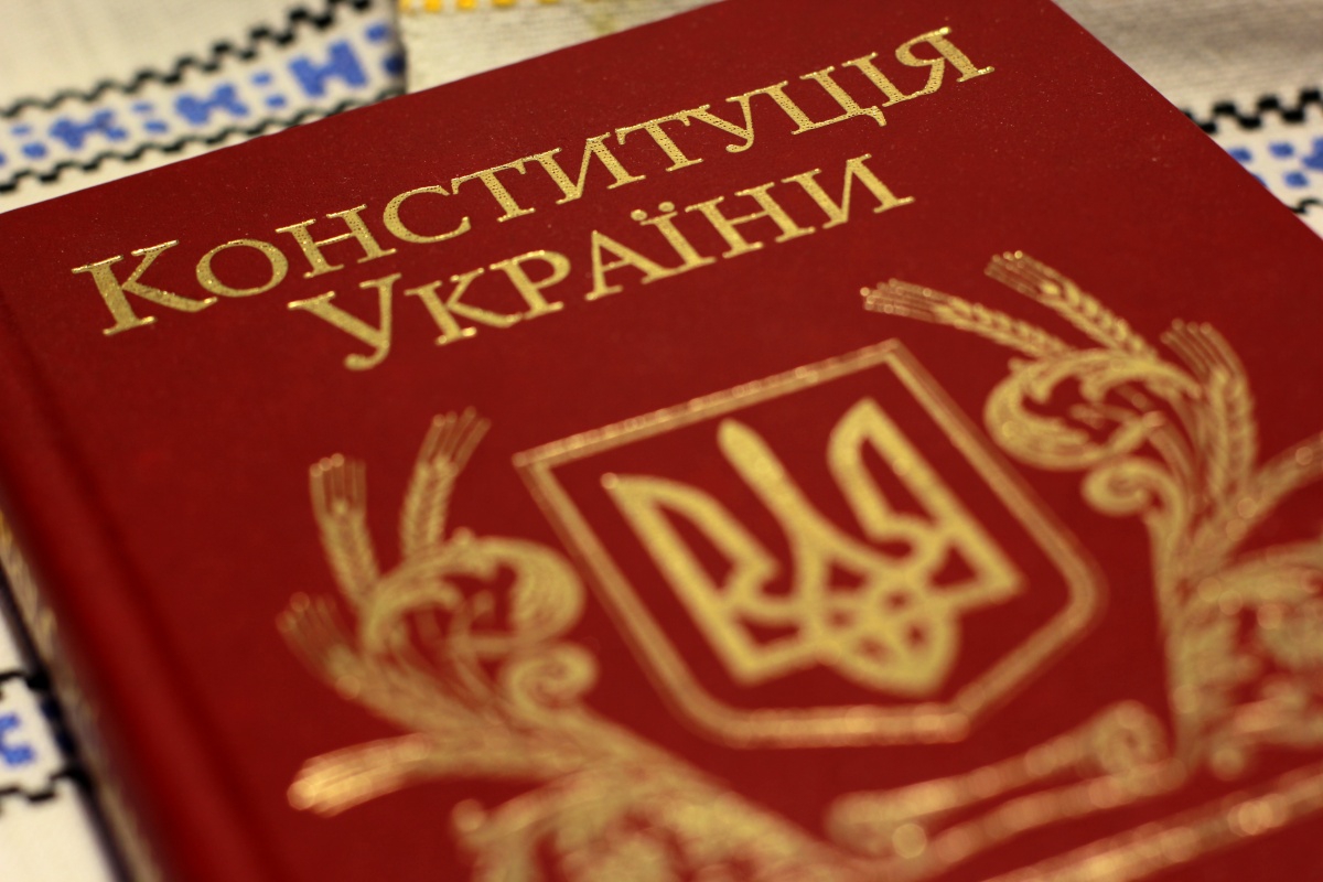 Порошенко и Гройсман поздравили украинцев с Днем Конституции