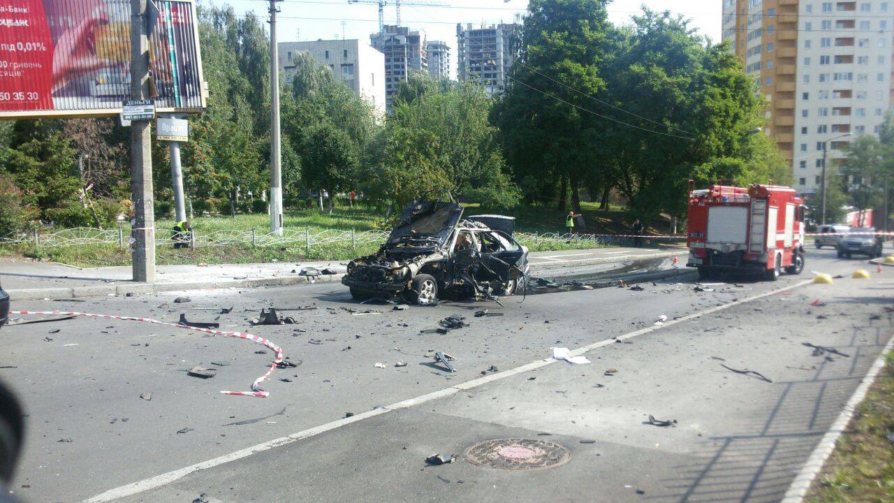 Обломки авто пролетели 100 метров: появилось видео мощного взрыва авто в Киеве