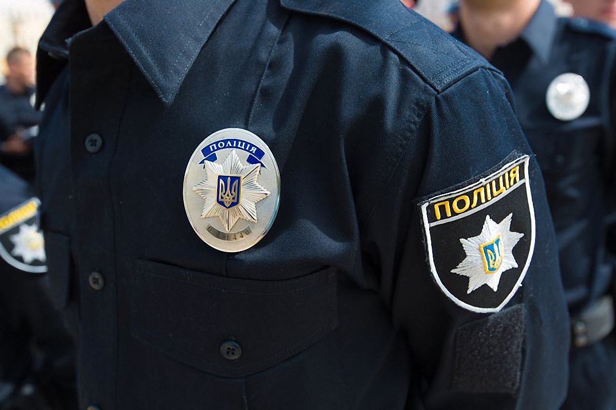 В Киеве провокатора полиция заставила снять пропагандистскую футболку с надписью СССР