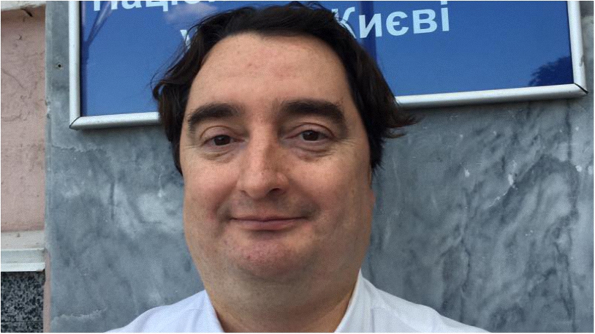 Гужва сдал загранпаспорта