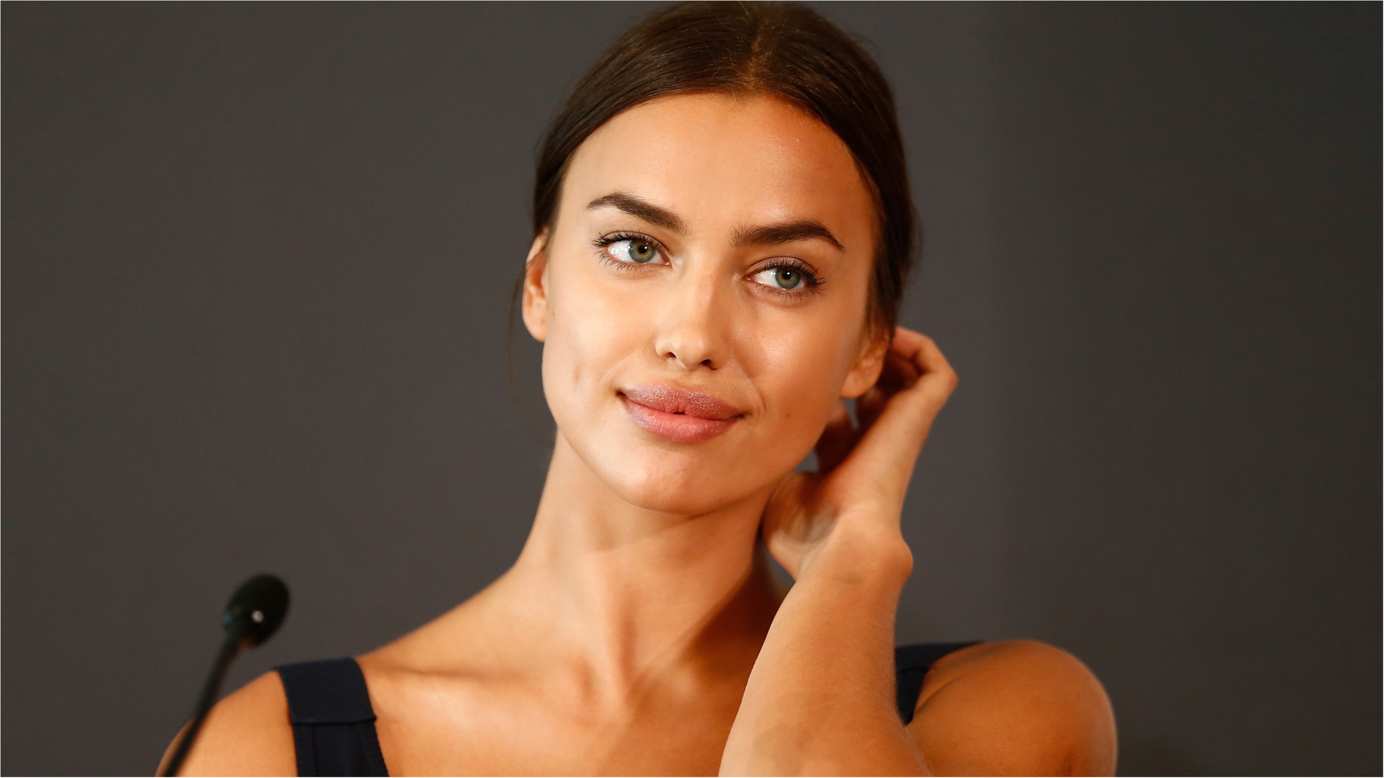 Сексуальная Ирина Шейк продемонстрировала роскошную фигуру в новой фотосъемке после родов
