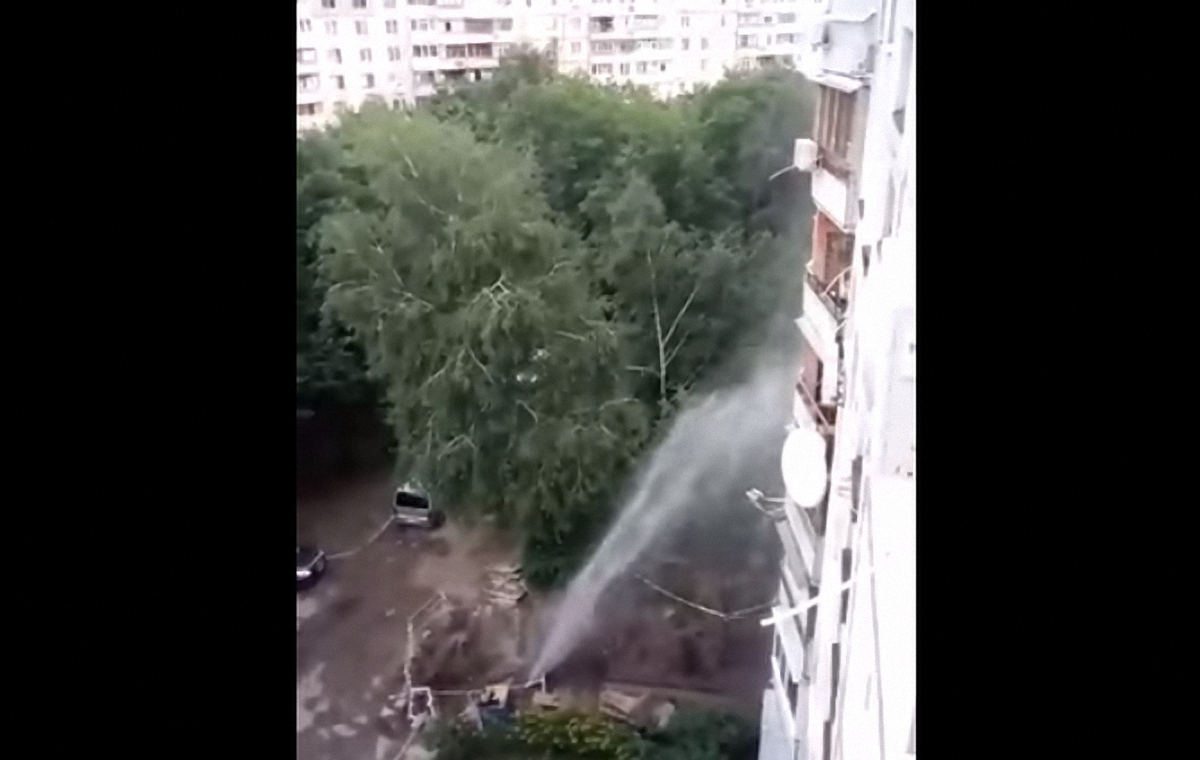 Харьковские коммунальщики пробили трубу и уехали, оставив после себя фонтан до 7 этажа