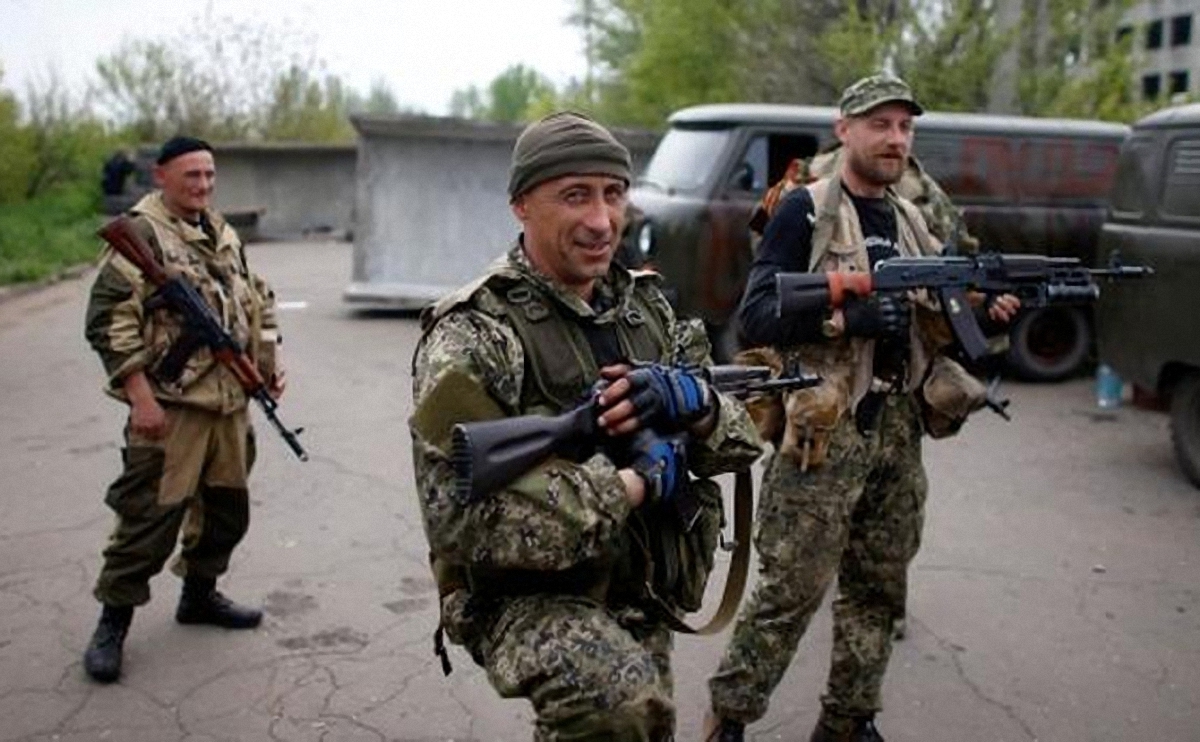 Боевики на БТРе со стрельбой забрали зарплату всего полка
