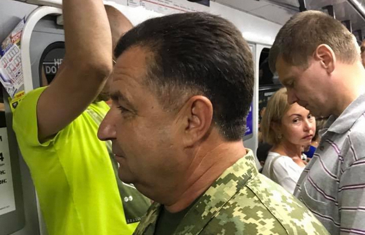 Министр обороны поехал на работу в метро