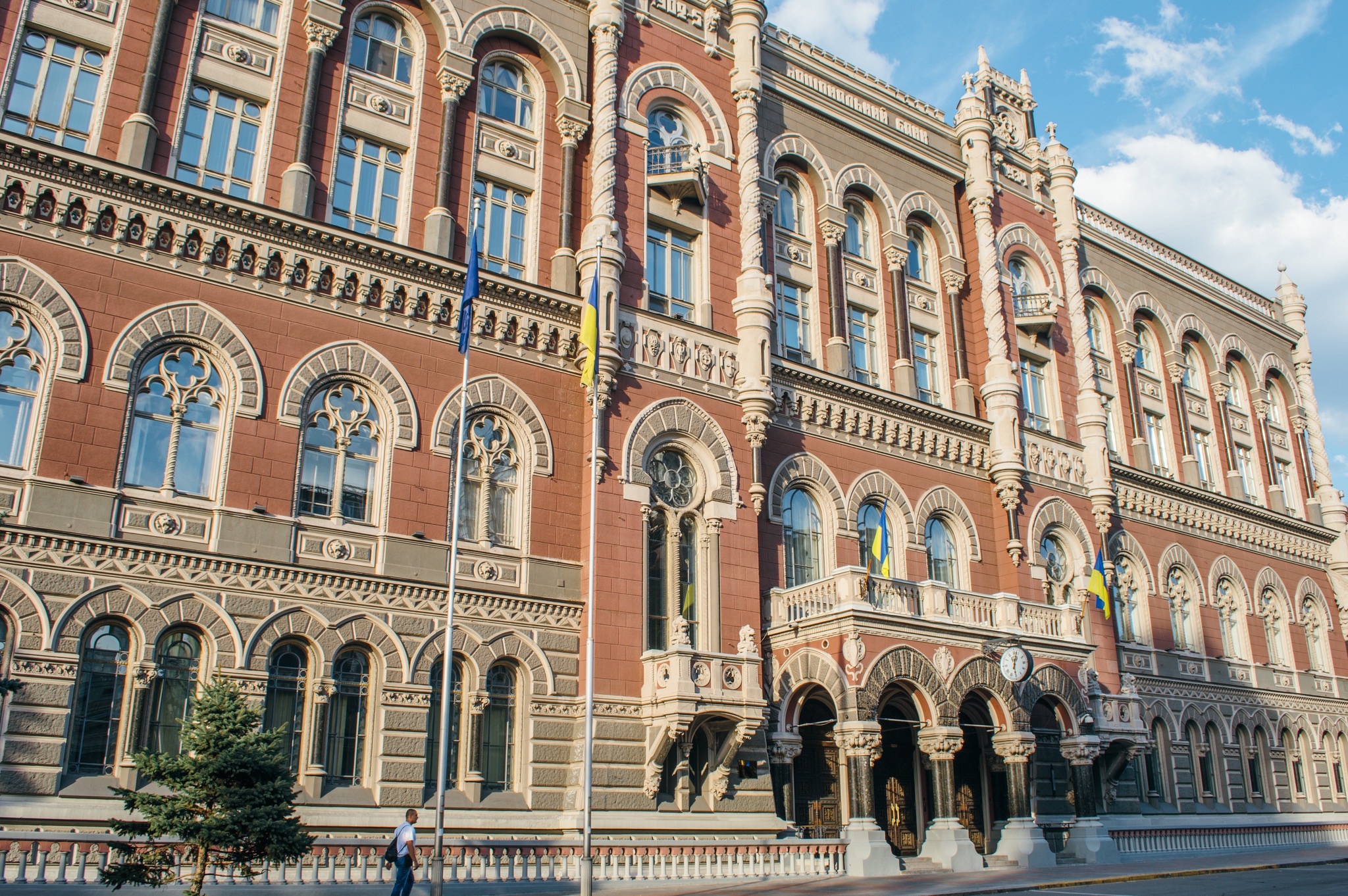 Украина начала возвращать долг МВФ