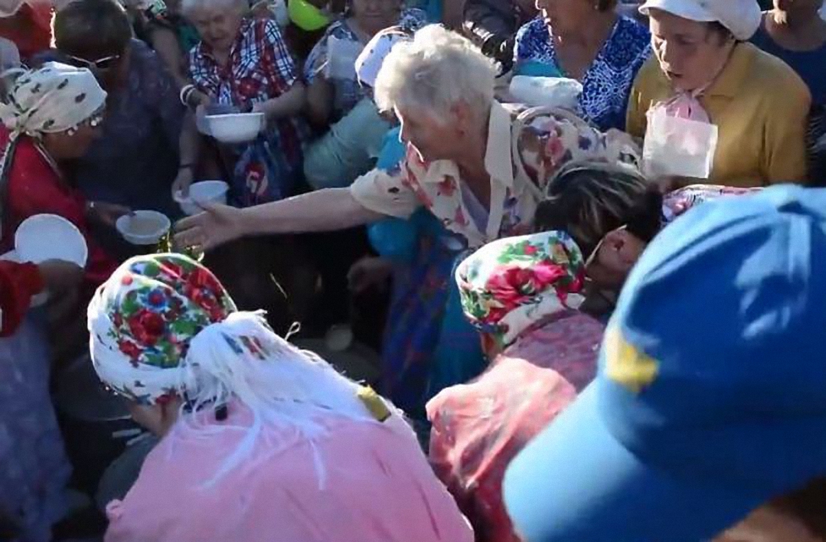 Блины с лопаты-2: Российские пенсионерки устроили давку из-за каши (видео)