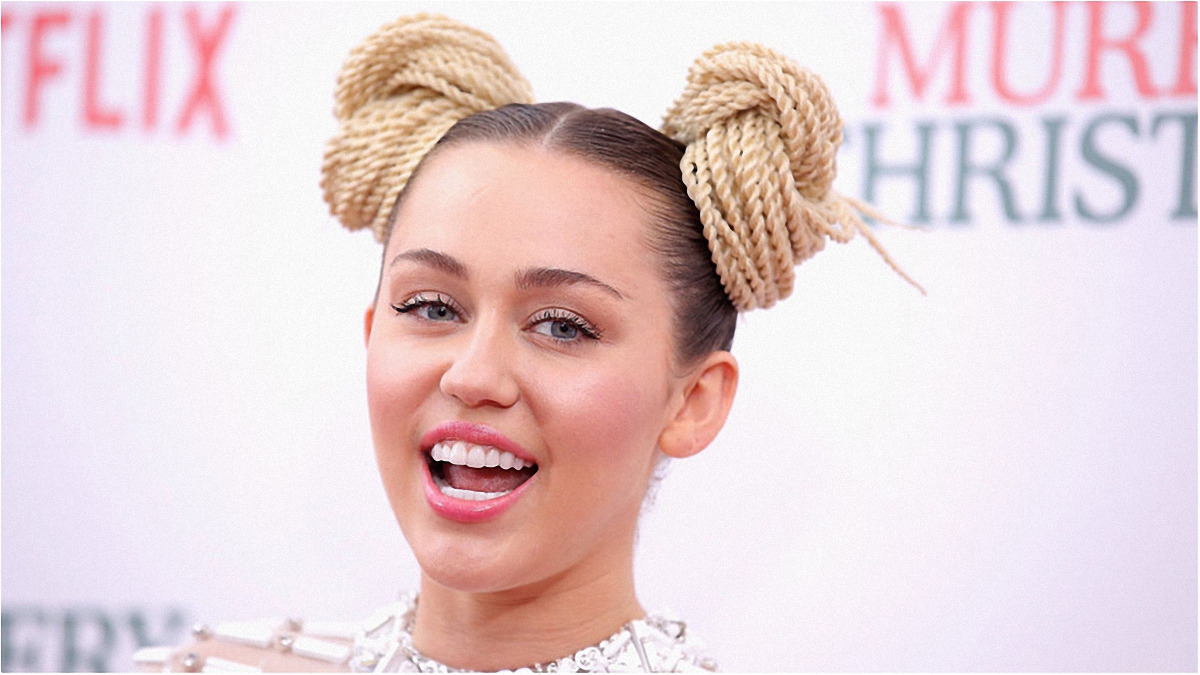Майли Сайрус предстала в ярком диско-образе в новом видео на песню Younger Now