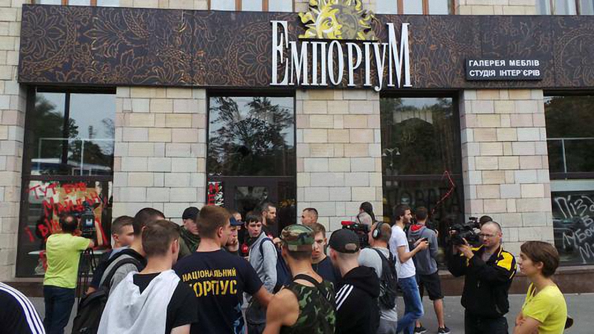 «Иконы революции»: разгромили вход в магазин, где стерли граффити времен Майдана