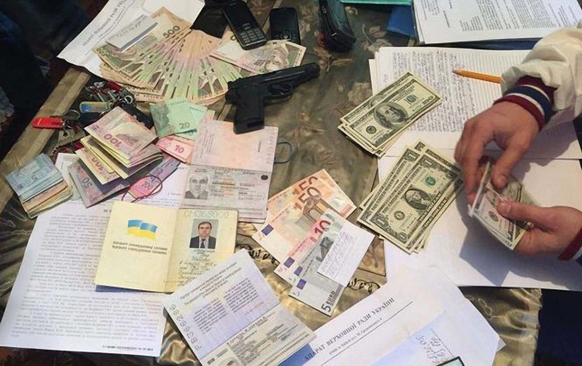 Помощника нардепа от БПП поймали на взятке в 150 тысяч