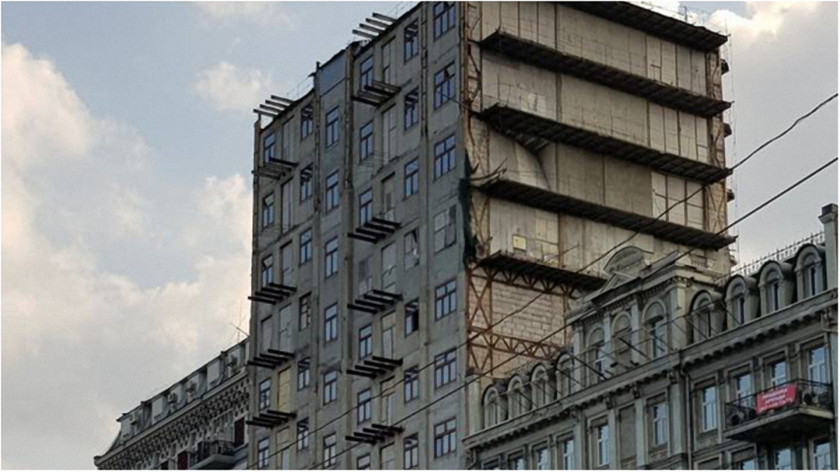 В Киеве рядом с магазином мебели, который стер граффити, завалился дом