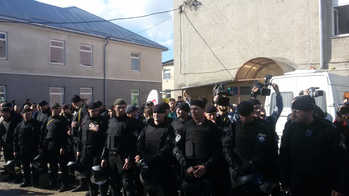 В Саакашвили полетели яйца перед судом о нарушении границ с Польшей