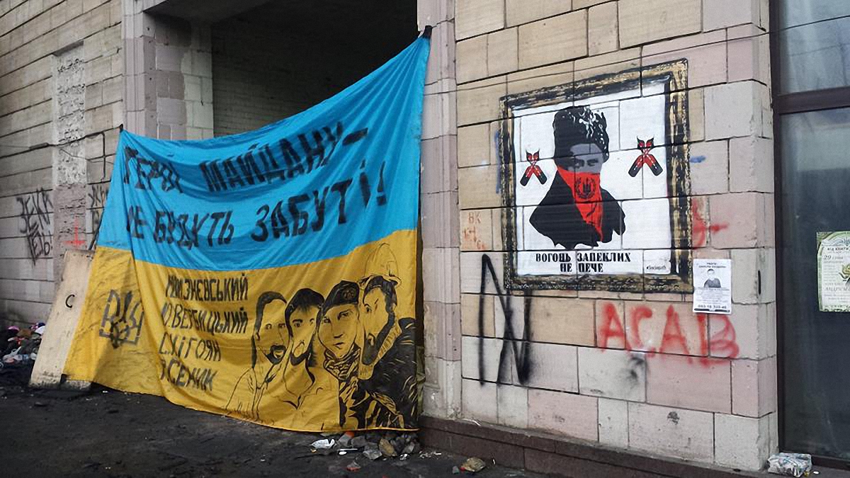 Салон мебели, на фасаде которого стерли граффити в Киеве, закрыли