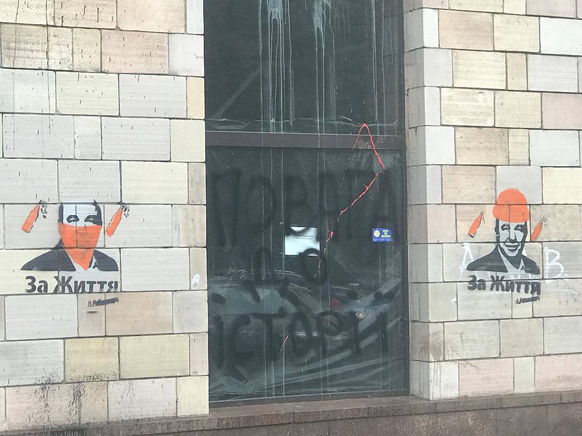На месте стертых граффити на Грушевского теперь красуется лицо Рабиновича (фото)