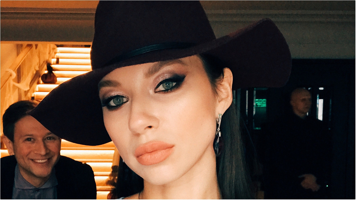 Полина Логунова показала тонкую талию и аппетитную грудь