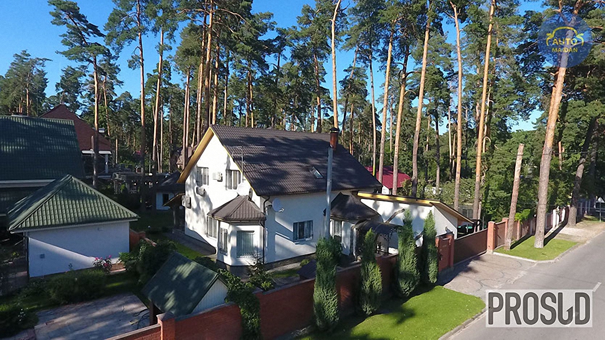 Статки родини прокурора Самойлика: заміські будинки, міні-отель  в Карпатах та автопарк