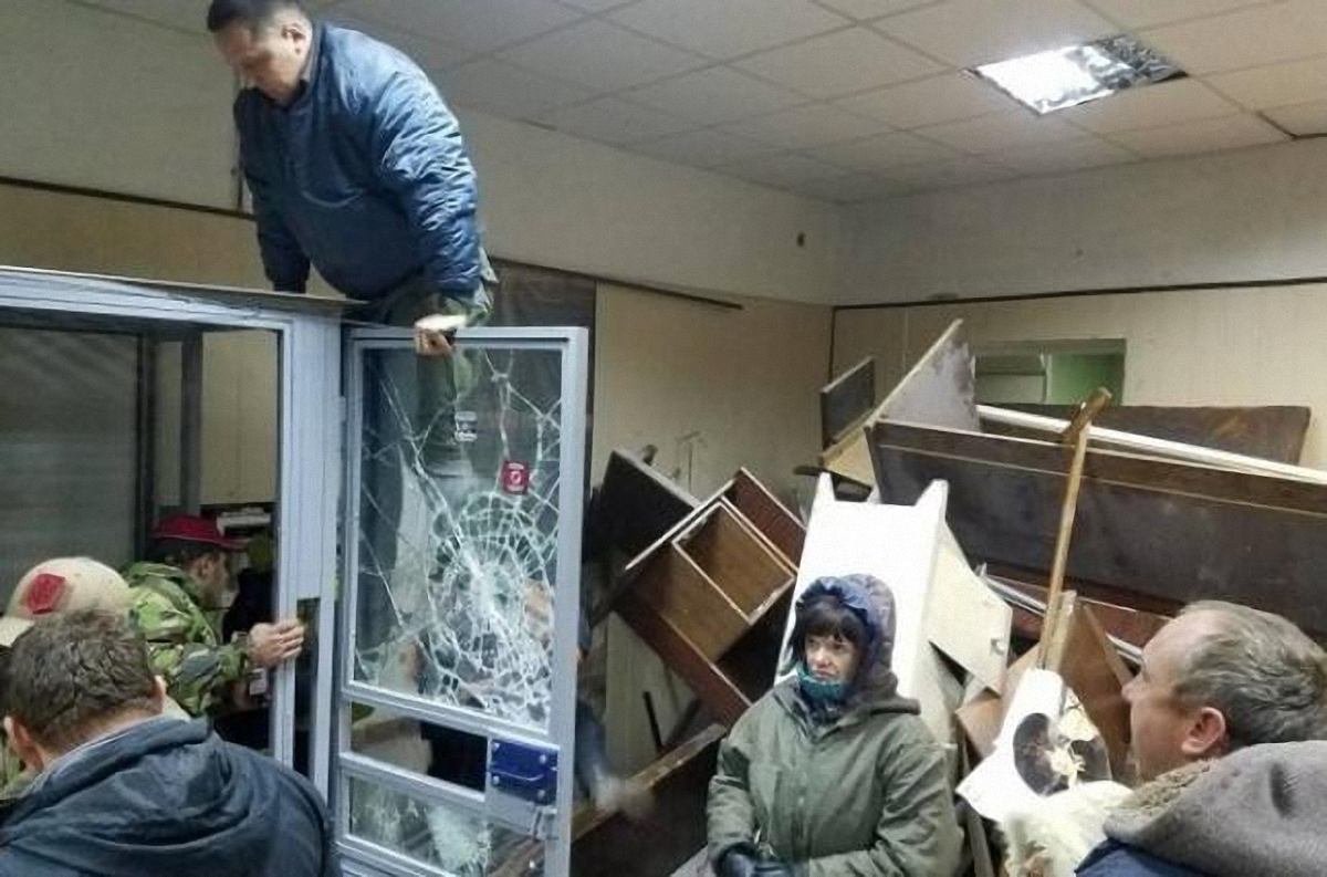 Полиция взяла штурмом зал суда, захваченный сторонниками Кохановского