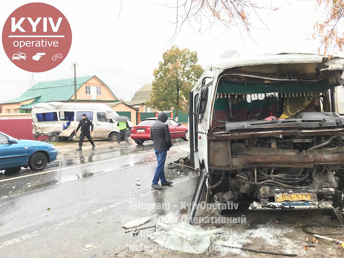 Под Киевом столкнулись две маршрутки, один водитель сбежал