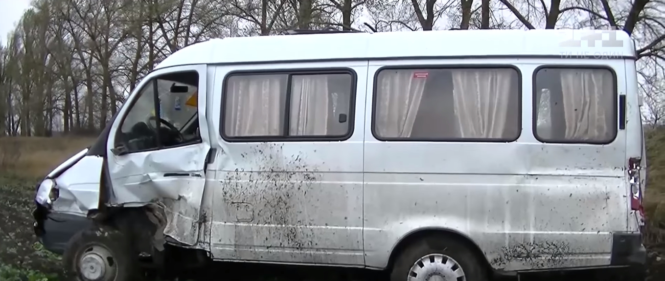 В Сумской области бензовоз столкнулся со школьным автобусом