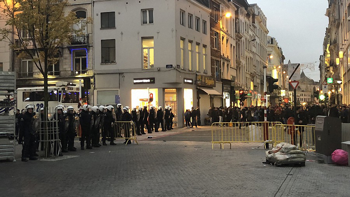 Полиция бессильна: в центре Брюсселя сотни фанатов рэпера устроили массовые беспорядки