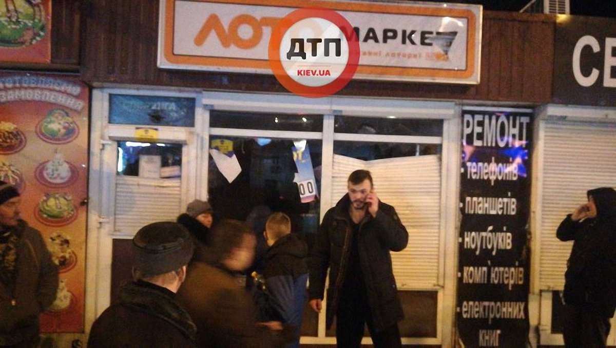 Представители "Национального корпуса" разнесли ларьки и зал игровых автоматов