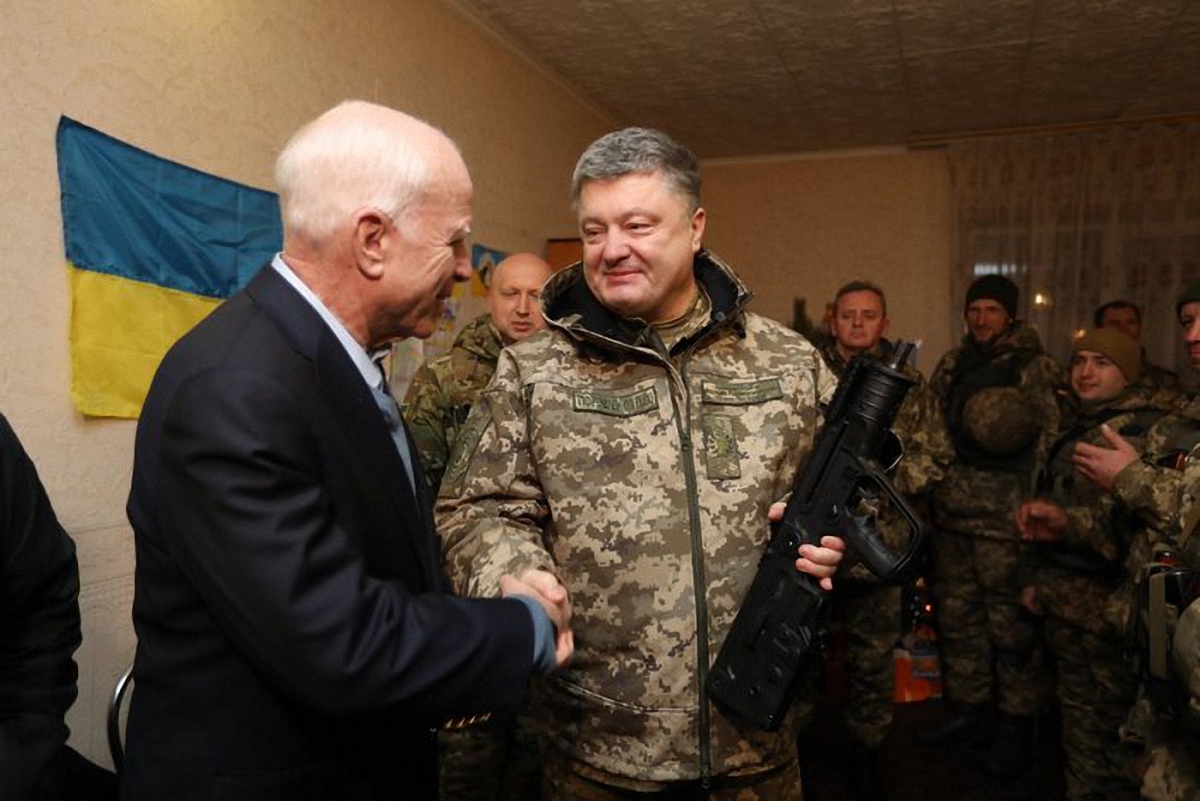 Порошенко предложил сенаторам США посетить Донбасс, чтобы увидеть провокации боевиков
