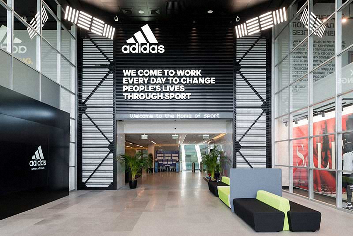 В центе скандала Adidas: компания не определилась, кому принадлежит Крым