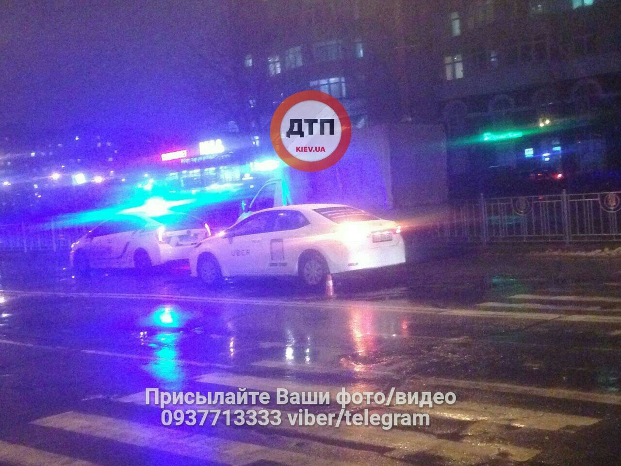 В Киеве таксист сбил девушку на пешеходном переходе