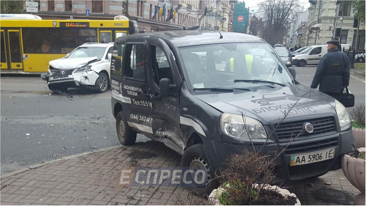 В центре Киева из-за нерабочего светофора Lexus столкнулся с Fiat