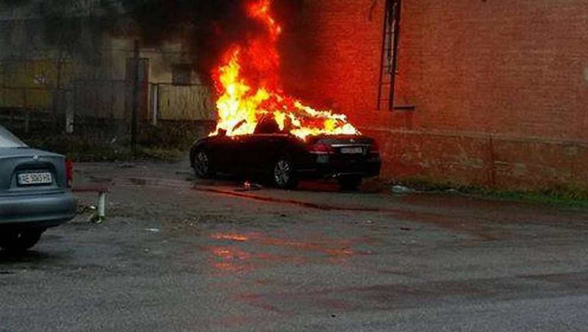 В Днепре взорвали автомобиль прокурора