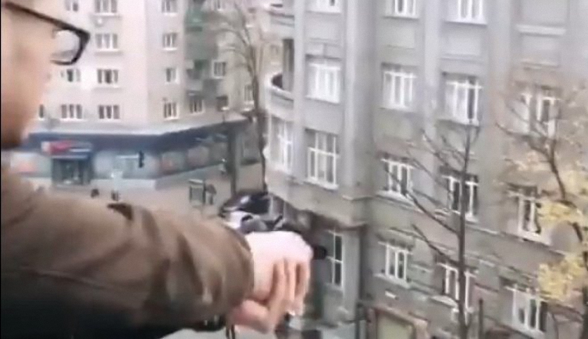 Полиция закрыла дело против парня, который стрелял с балкона в Харькове