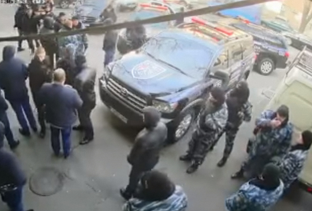 Стенка на стенку: в центре Одессе подрались сотрудники частных охранных фирм