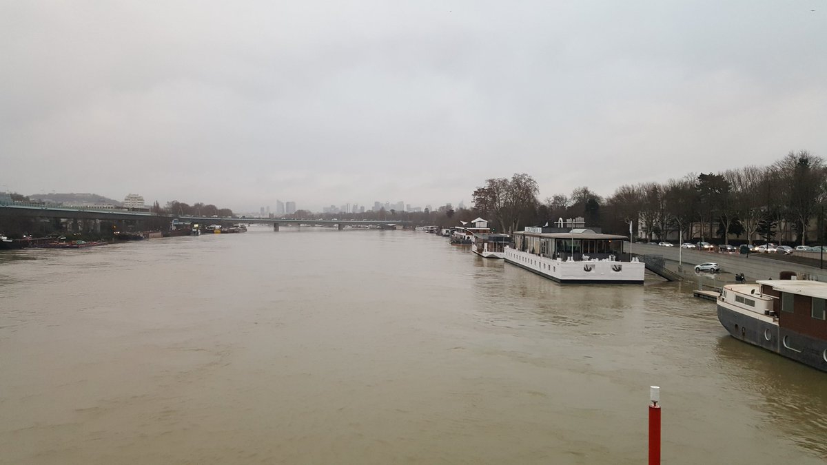 В Париже уровень воды в Сене достиг пика