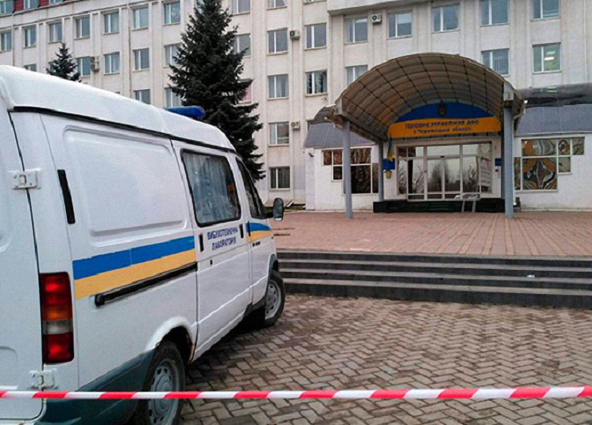 В Черновцах неизвестный взорвал гранату в здании фискальной службы