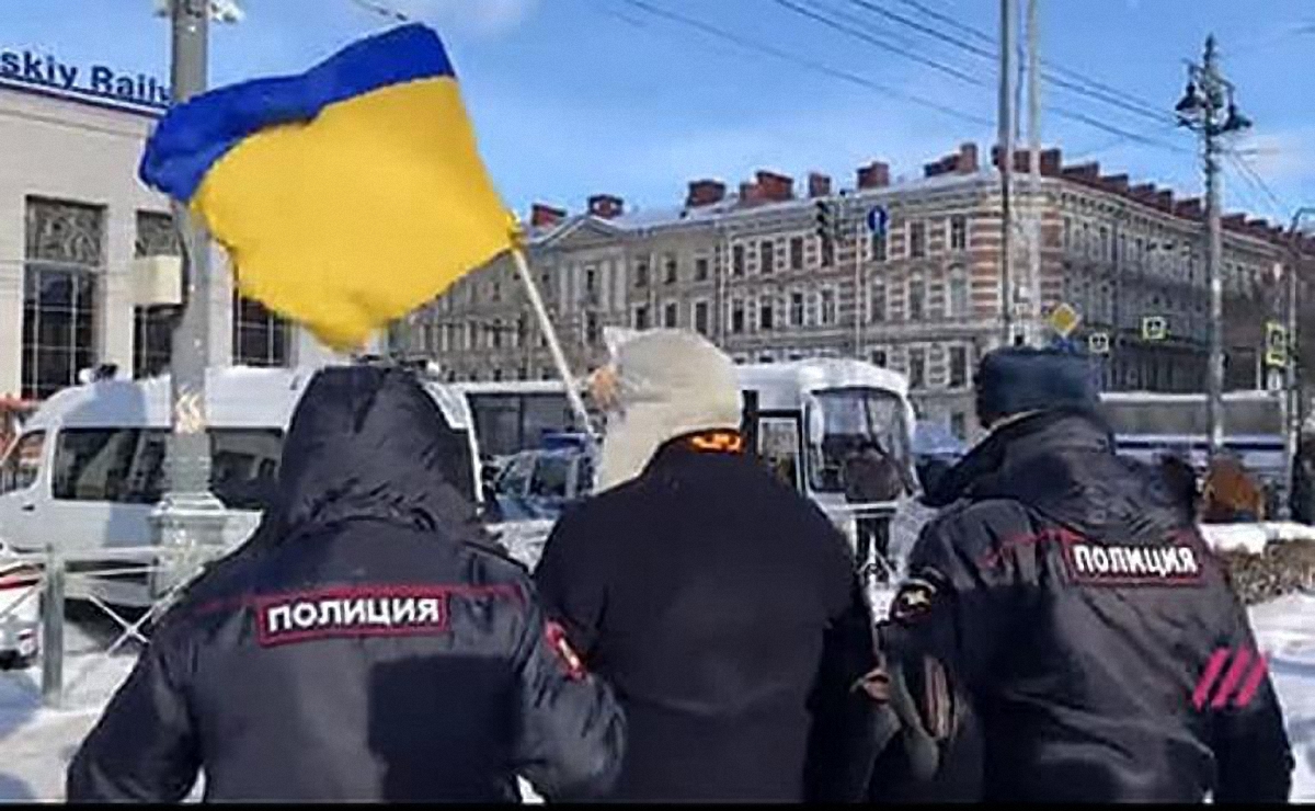 В Петербурге задержали активиста с флагом Украины (фото)