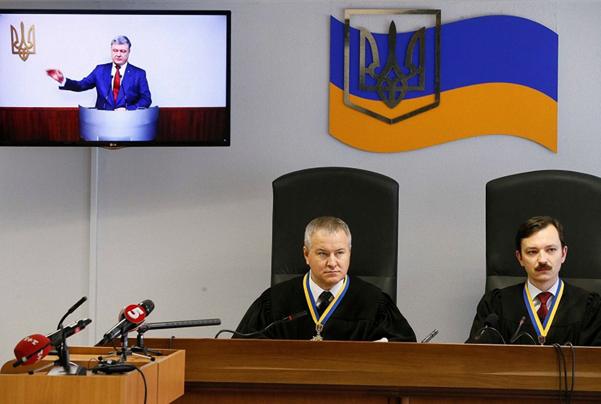 Защита Януковича хочет еще раз допросить Порошенко