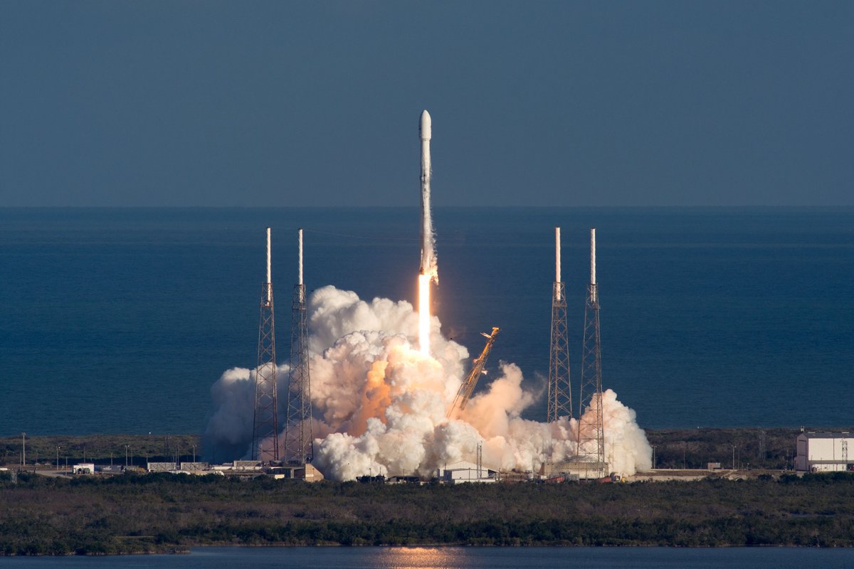 SpaceX запустила спутник для защиты военной связи