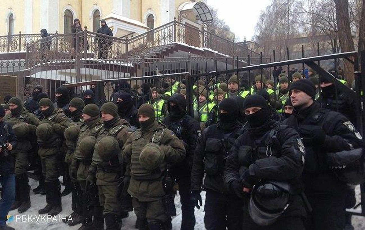 Активисты напали на Труханова под судом